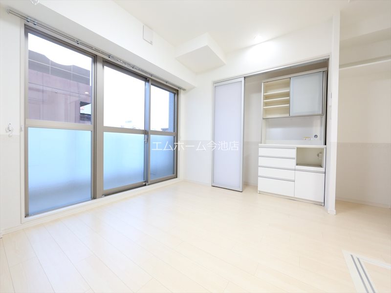 バルコニー　LDK11.4帖　収納スペース充実　バルコニーに面しています