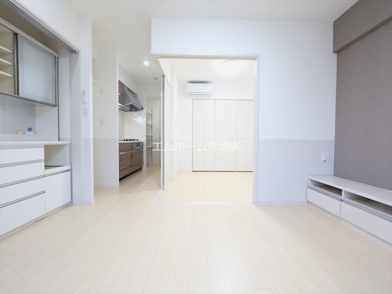 居室・リビング　LDK11.4帖　収納スペース充実　バルコニーに面しています