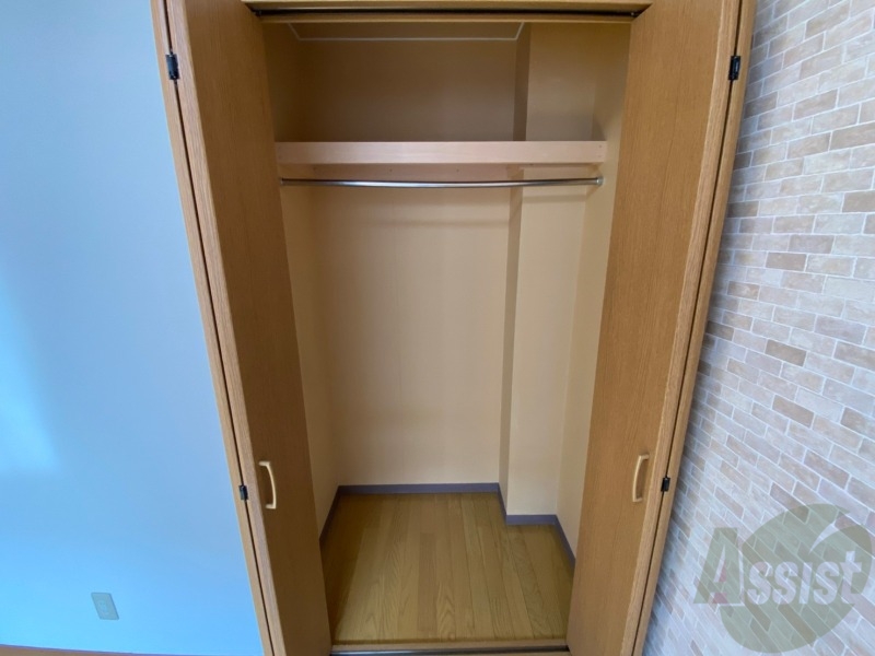 収納　こちらの収納にはハンガーをかけて服もしまえますね。