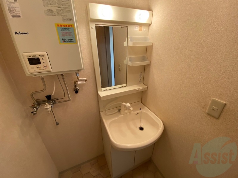 洗面設備　シャンプードレッサー。身支度はここでばっちりですね。