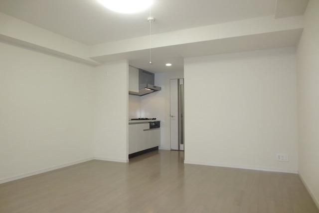 居室・リビング　フローリング貼りのリビングスペース。引き戸を開放すると広々…