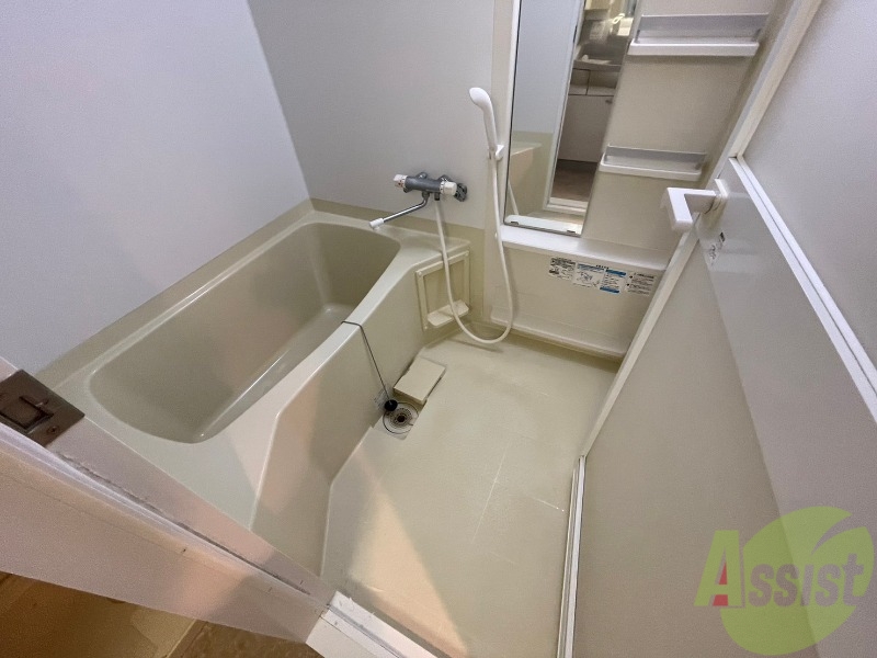 バス・シャワールーム　浴室です。鏡横の棚はソープ類や備品を置くのに便利。