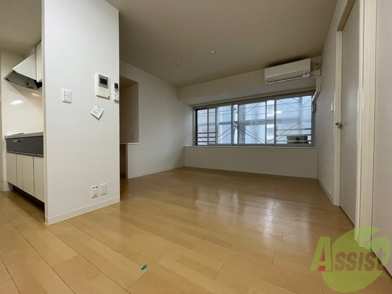 居室・リビング　リビングです。出窓からの日当たりもよく明るい印象です！