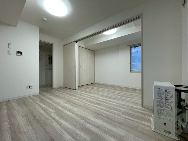 居室・リビング　木目のフローリングは落ち着きのある印象のお部屋になりますね。