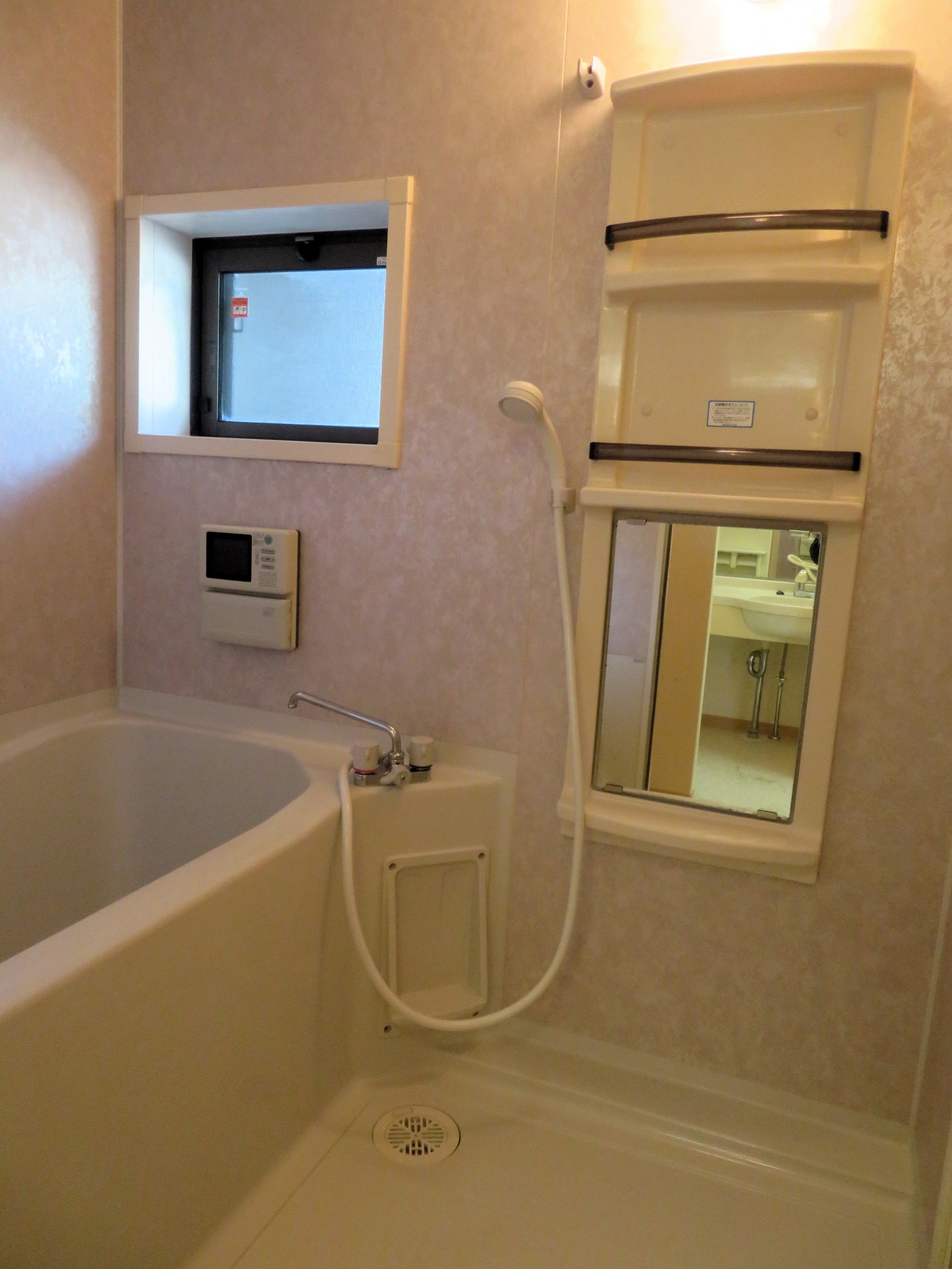 バス・シャワールーム　追い炊き機能付きです！窓もあり換気出来ます！