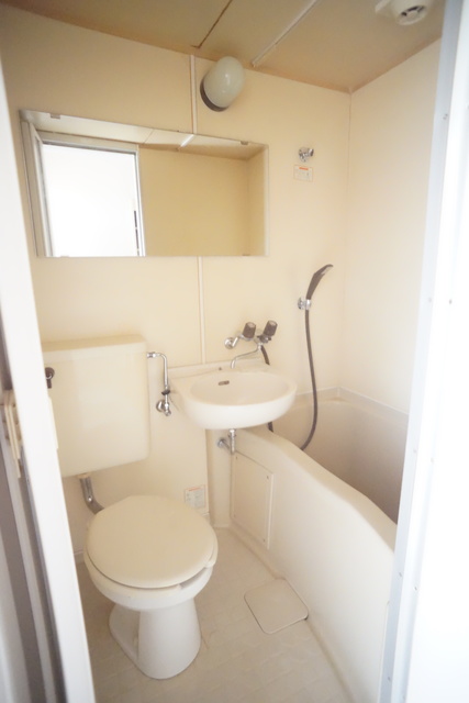 バス・シャワールーム　お掃除しやすい☆洗面台付き３点ユニットです☆