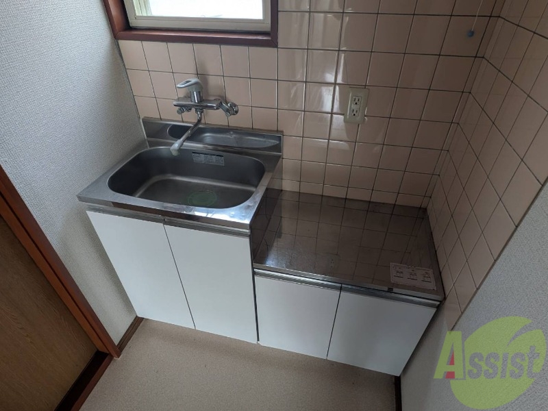 キッチン　キッチンはお好きなコンロを置いてご利用ください。