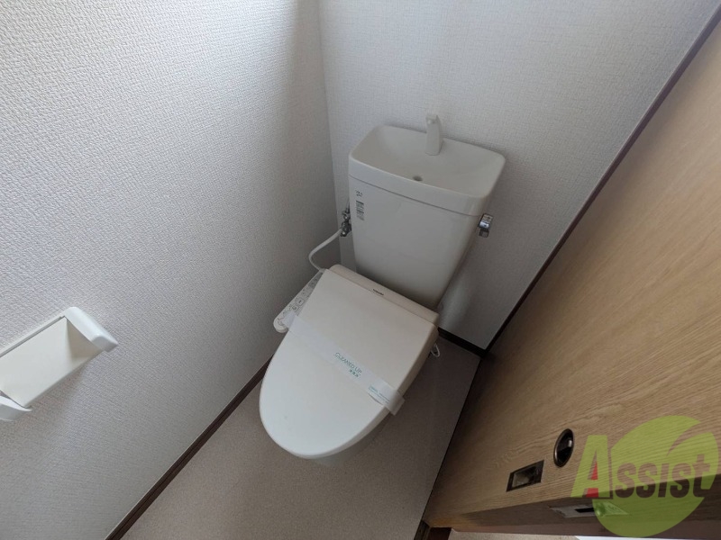 トイレ　お手洗いは温水洗浄付き。これは個人的に外せません。