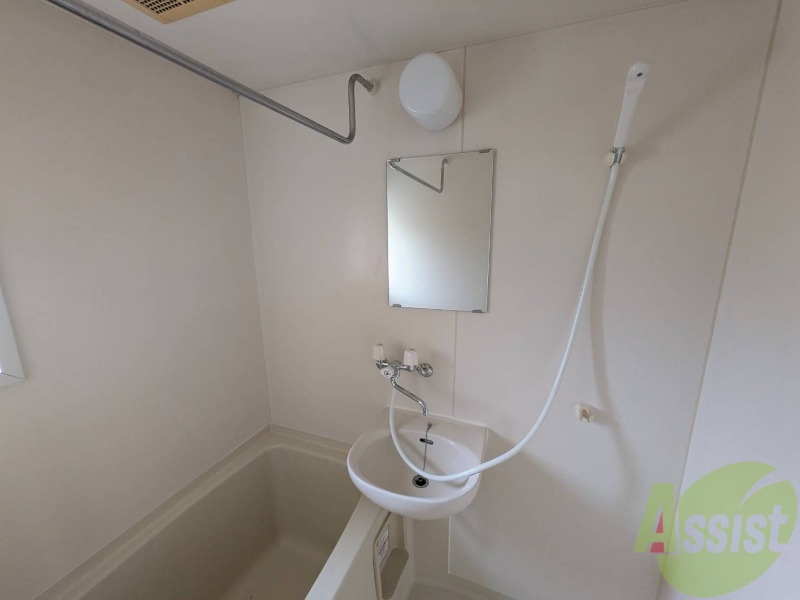 洗面設備　洗面台は可愛いボウル型が付いてます。鏡もポイントです。