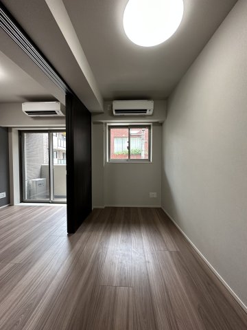 その他部屋・スペース　落ち着いた色調の寝室です