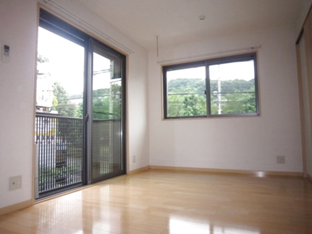 居室・リビング　角部屋２面採光につき明るいお部屋です♪