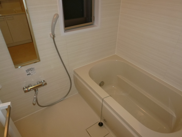 バス・シャワールーム　浴室に窓あり！