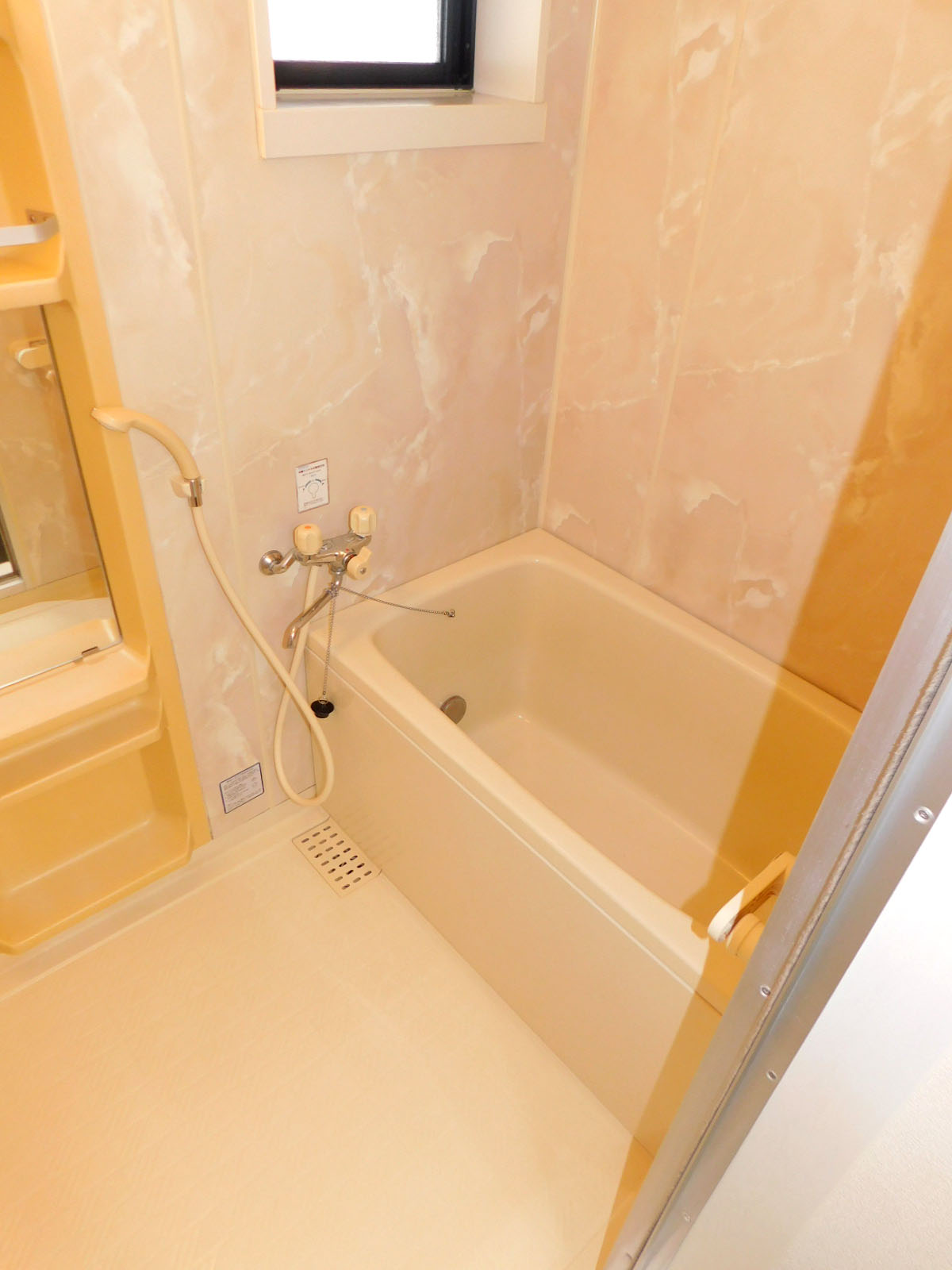 バス・シャワールーム　追焚機能付きバス！浴室に窓あります！