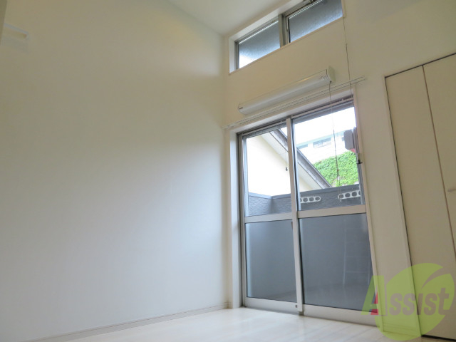 居室・リビング　広めで開放感のあるリビングです。とても明るい印象です。