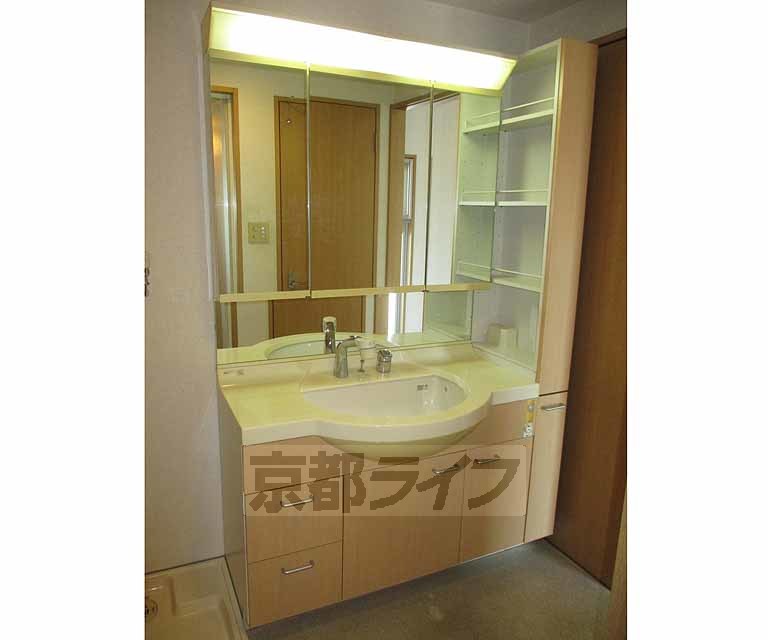 洗面設備　収納できる独立洗面台です。