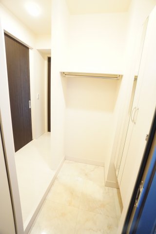 玄関　※同物件・反転タイプの写真です。