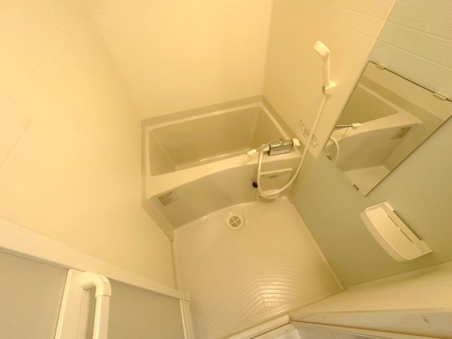 バス・シャワールーム　広めのお風呂は一日の疲れを癒してくれます。