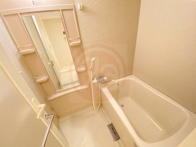 バス・シャワールーム　独立洗面化粧台付き