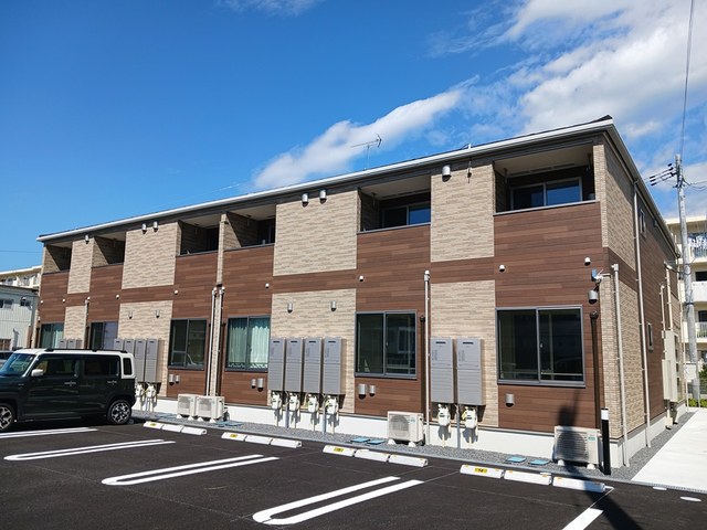 建物外観　前面駐車場で日当たり確保！明るいお部屋気持ちがいいですね☆