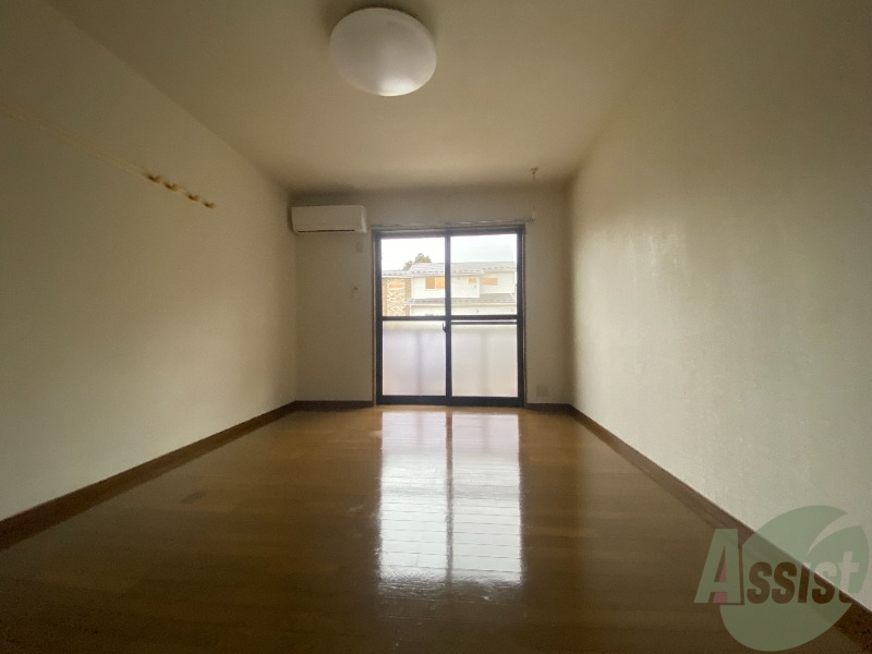 居室・リビング　清潔感のある広々としたお部屋です。