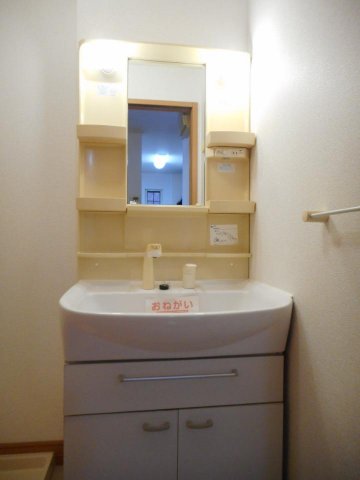 洗面設備　明るい洗面所です