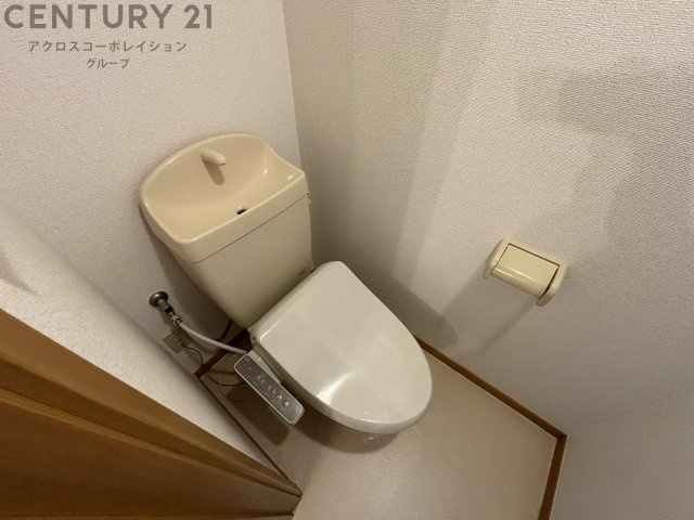 トイレ　温水洗浄便座付きのトイレです♪