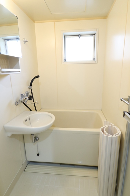 バス・シャワールーム　窓付きの浴室☆換気もしやすいですね♪