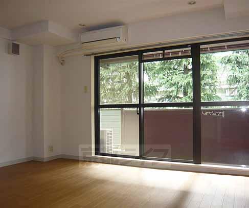 居室・リビング　フローリング綺麗です