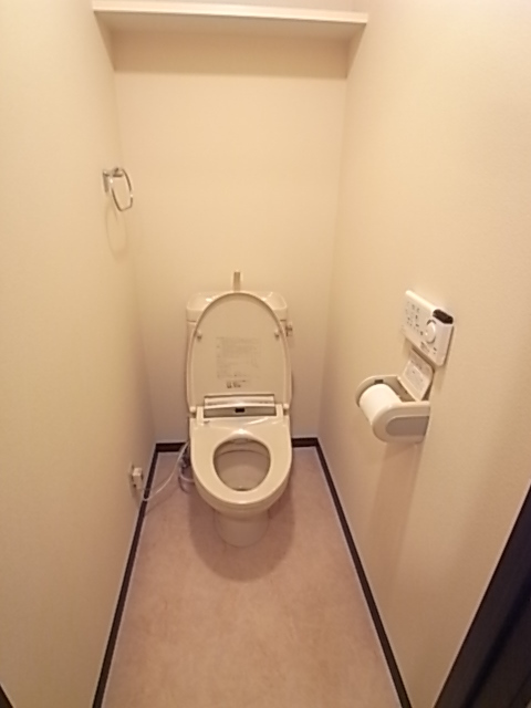トイレ　洗浄機能付き便座。