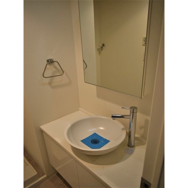 洗面設備　明るい洗面所です