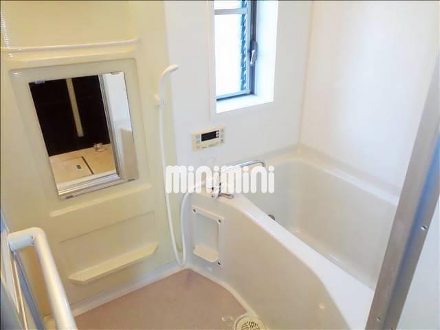 バス・シャワールーム　明るいバスルーム