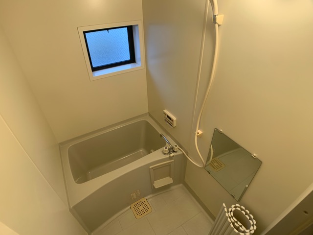 バス・シャワールーム　窓のある浴室です♪