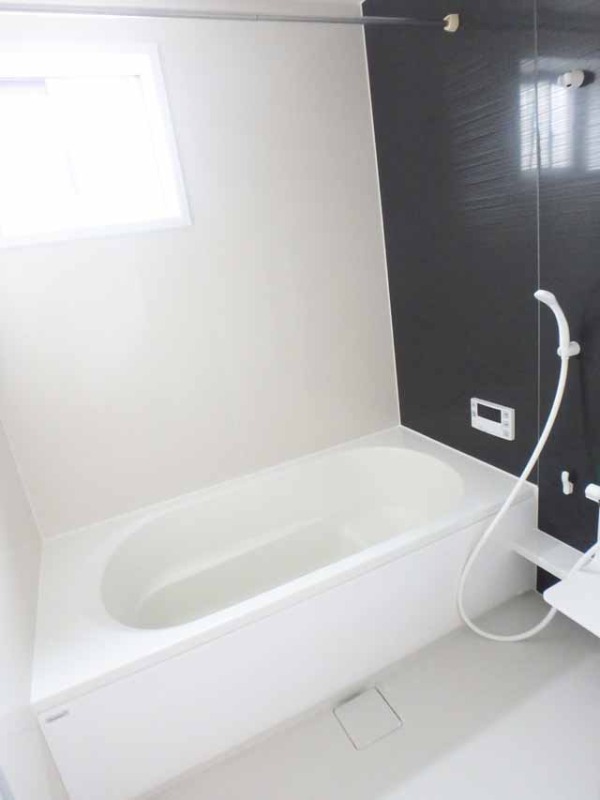 バス・シャワールーム　浴室乾燥付きで雨の日でも洗濯物が干せます☆