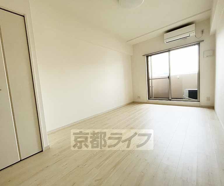 居室・リビング　落ち着いた雰囲気のお部屋です