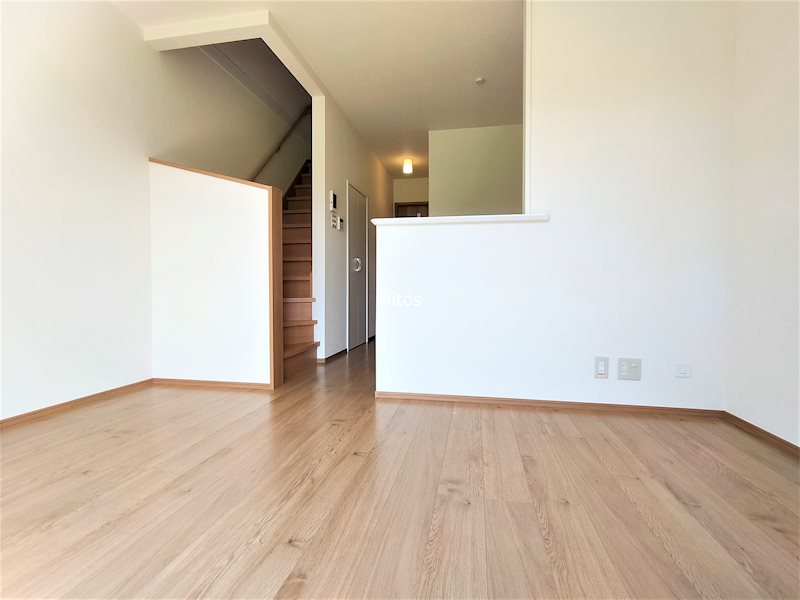 居室・リビング　約10帖のLDKは温かい陽の光が差し込みます。