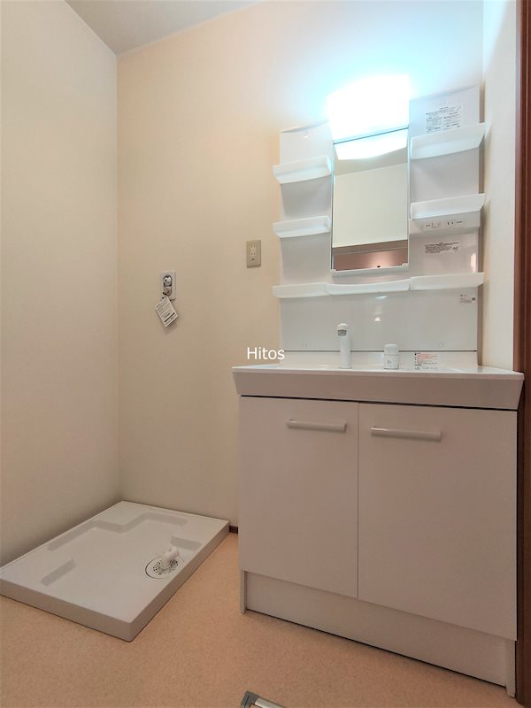 洗面設備　独立洗面化粧台の横には洗濯用防水パンがあります。