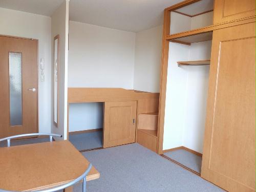 収納　写真中央は収納付きベットです♪