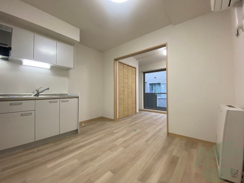 居室・リビング　日当たりが良くて心地よく過ごせそうなお部屋です。