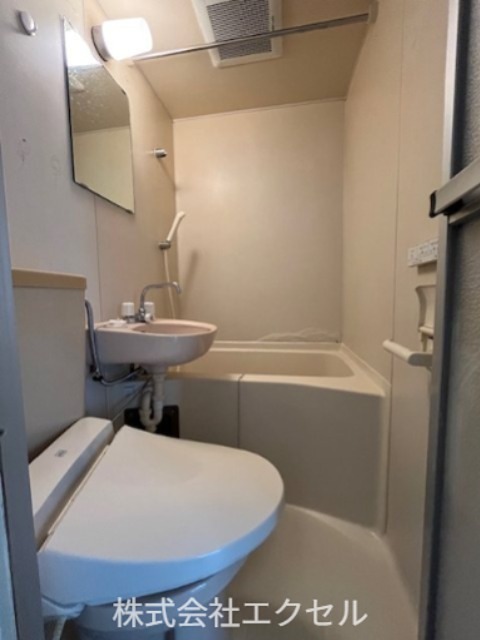 バス・シャワールーム　お手入れのしやすい3点ユニットです。