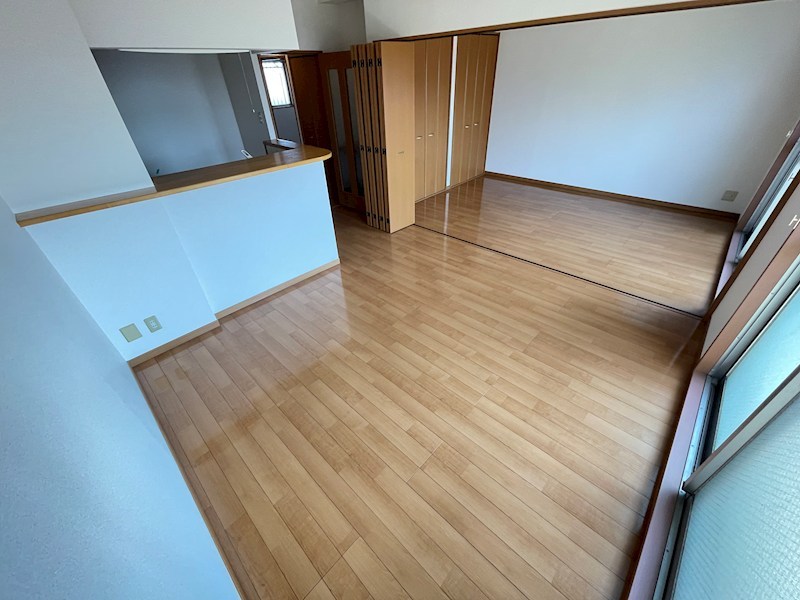 居室・リビング　写真は同マンション同型の別部屋の物です。お引渡し時は現状を優