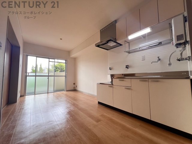 居室・リビング　床色が明るい色合いで、とてもきれいです♪