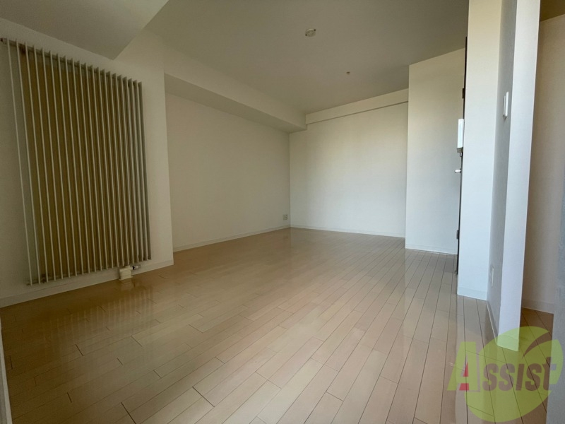 居室・リビング　１０．５帖の洋室です。広々として、きれいですね。