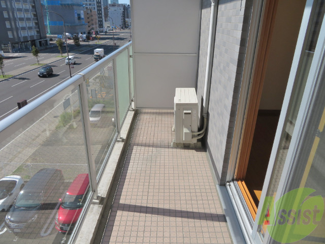 バルコニー　バルコニーは幅があり、広い印象を受けました。