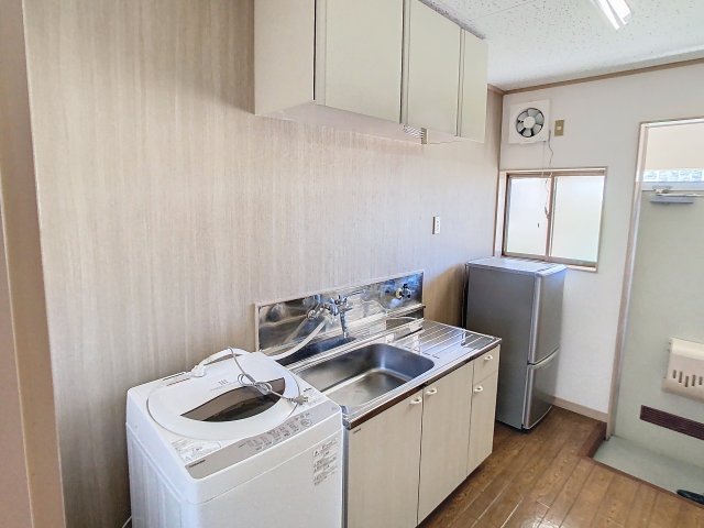 キッチン　掲載写真は同型モデルを掲載しており実際のお部屋と仕様等が異な