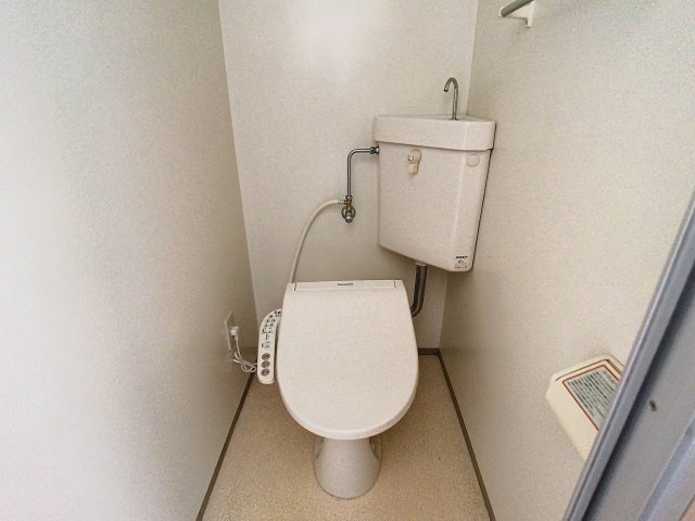 トイレ　掲載写真は同型モデルを掲載しており実際のお部屋と仕様等が異な