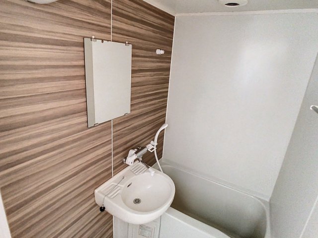 洗面設備　掲載写真は同型モデルを掲載しており実際のお部屋と仕様等が異な