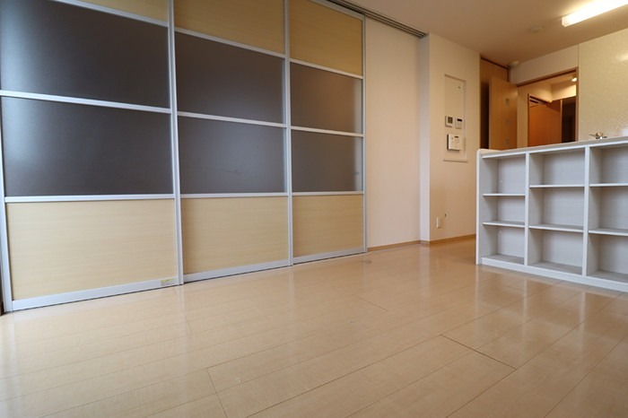 居室・リビング　リビングには小物整理に便利な収納付きです♪