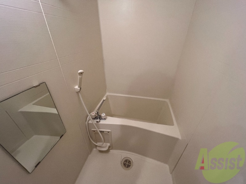 バス・シャワールーム　こちらは浴室になります。のびのび出来そうです。