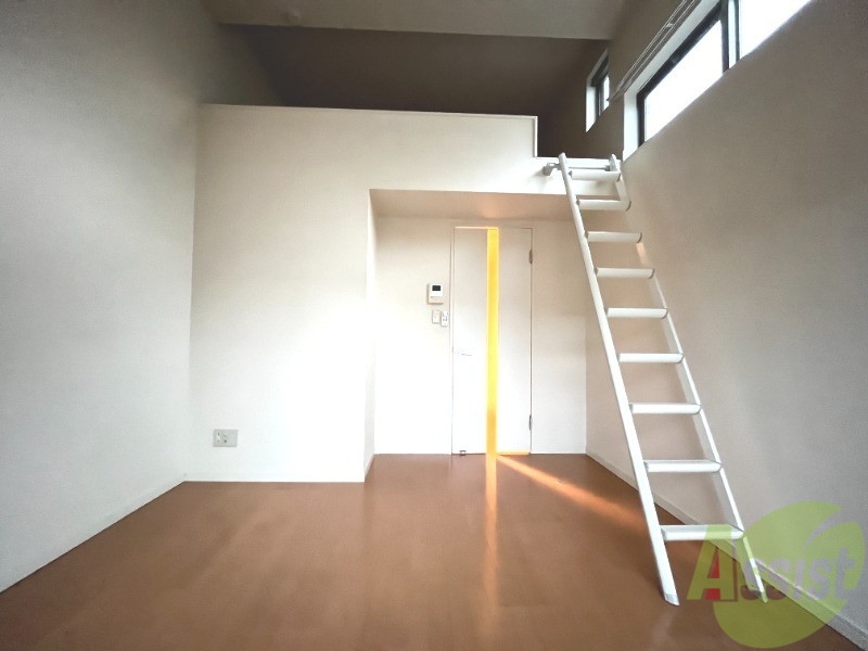 その他部屋・スペース　別角度から洋室を撮影しました。ロフトもありますよ。