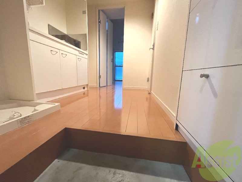 玄関　玄関から撮影しました。明るい印象を受けますね。